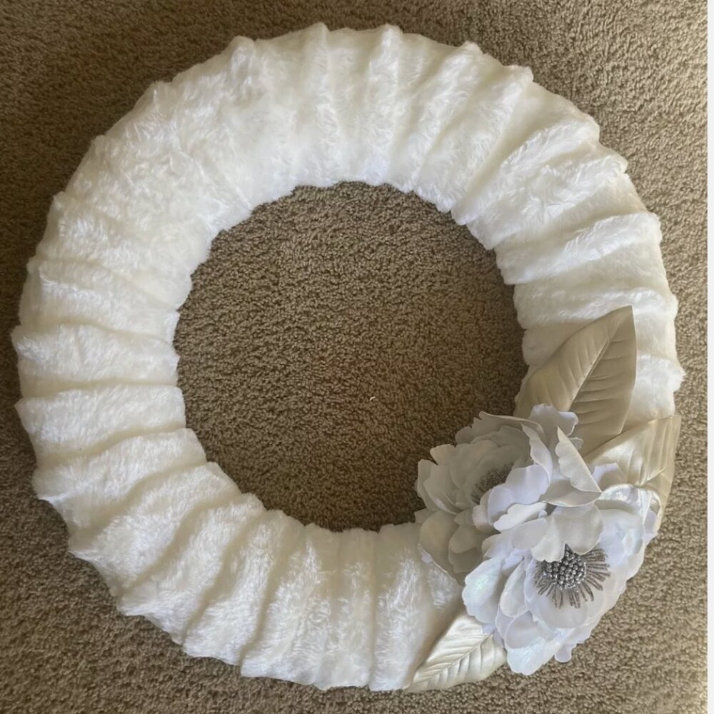20" Faux Fur Decorative Wreath White, flower embellishment, we…